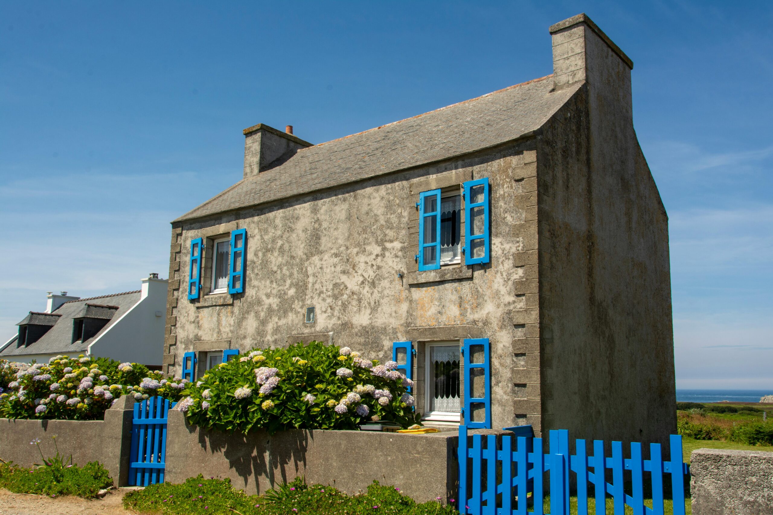 Najczęściej montowane ogrodzenia frontowe – przegląd popularnych rozwiązań